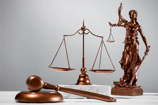 Lady Justice and gavel symbolizing Dubai's legal system